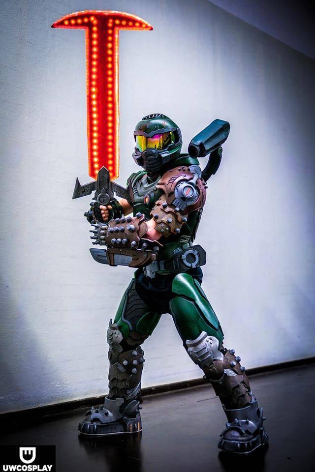 Cosplay Der Doom Slayer Aus Doom Eternal Steigt Aus Der Hölle Empor