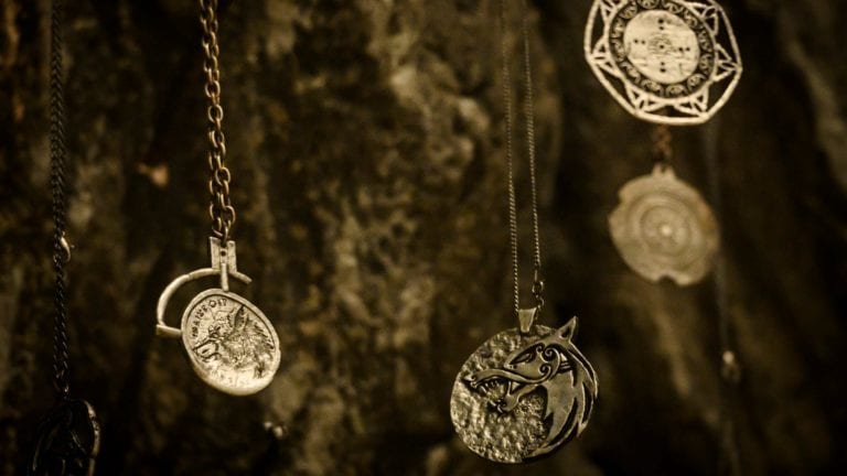 The Witcher Staffel 2 Set Foto Bilder Kette