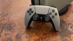 Die PS5 macht auch im Retro-Design der PS1 eine gute Figur.