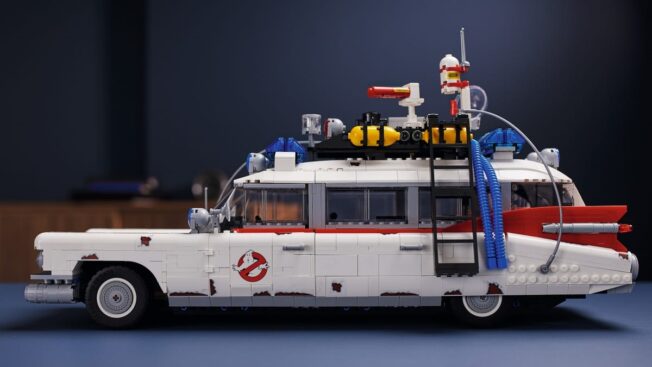 LEGO-Ghostbusters-ECTO-1-Seitenansicht