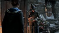 In der PS-exklsuiven Quest „Heimgesuchtes Geschäft in Hogsmeade“ für Hogwarts Legacy müsst ihr einen gruseligen Laden untersuchen, in dem das Böse auf euch lauert.