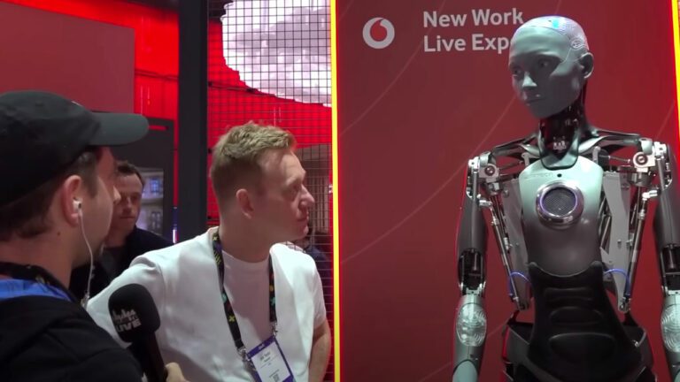 Knossi KI Ameca Gespräch verstört