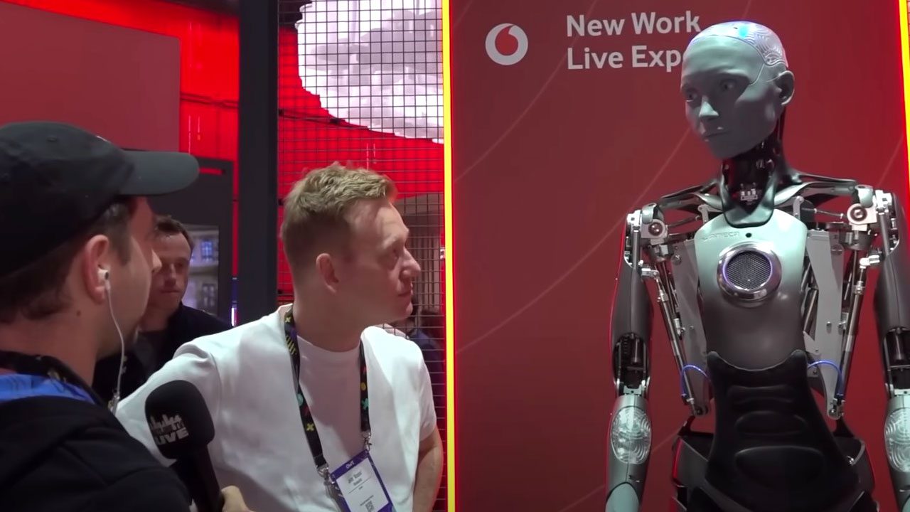 Knossi KI Ameca Gespräch verstört