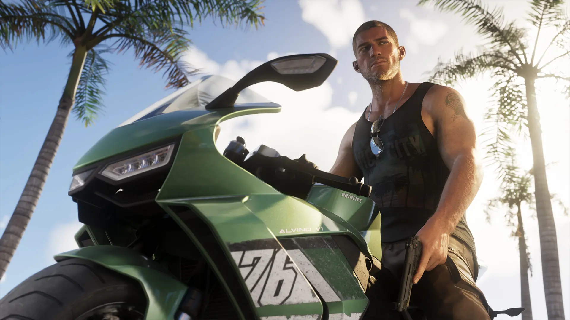 Jason neben einem grünen Motorrad, mit einer Pistole in der rechten Hand.