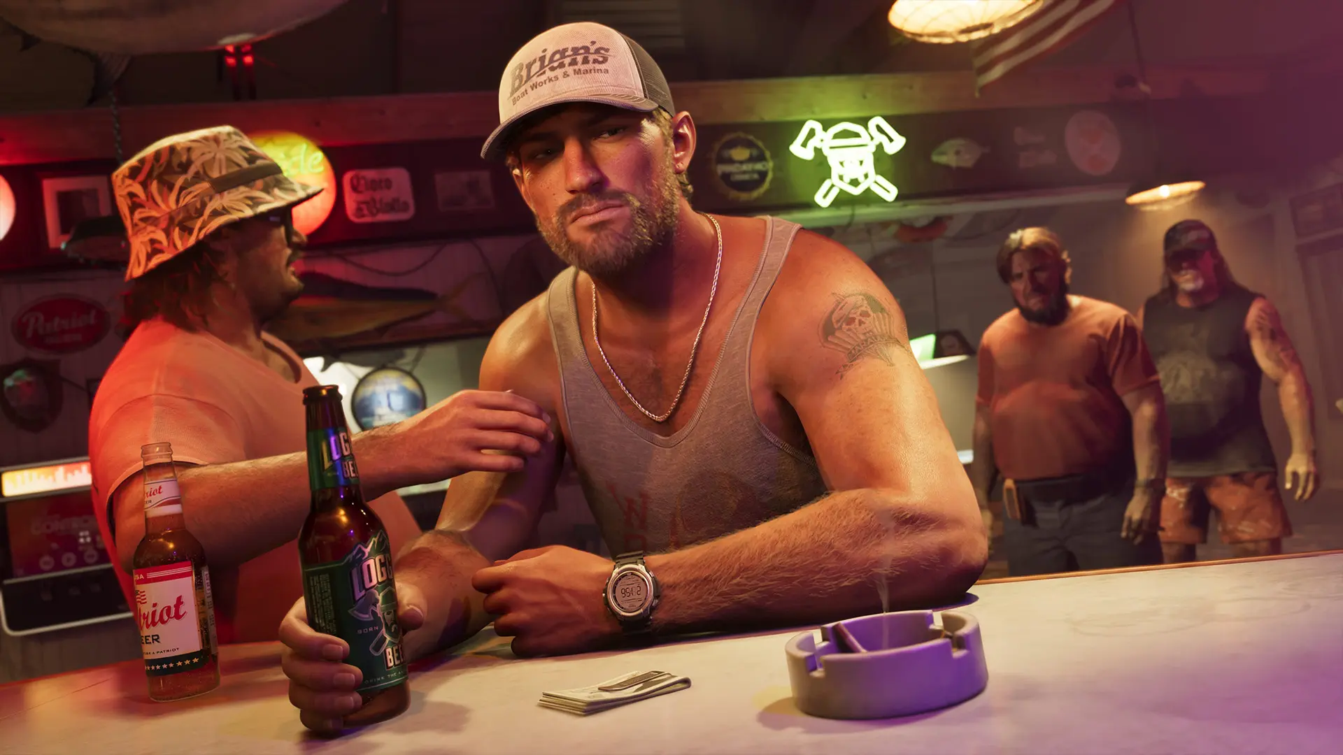 Jason mit Kappe sitzt mit einer Flasche an einem Bartresen.