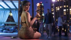 Eine Frau hält bei einer nächtlichen Dachterrassenparty ein Getränk.