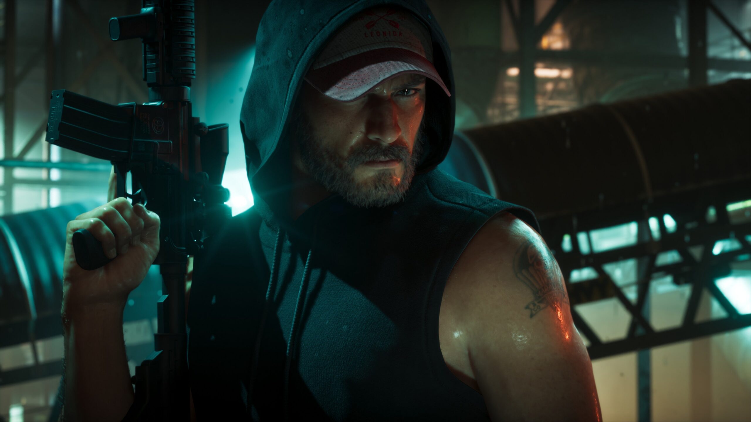 Jason Duval hält in einem dunklen Innenraum ein Gewehr.