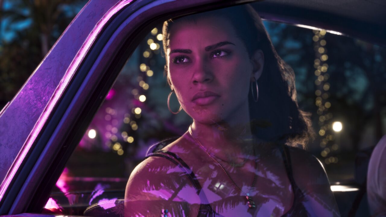 Lucia Caminos sitzt nachts in einem Auto im violetten Stadtlicht.
