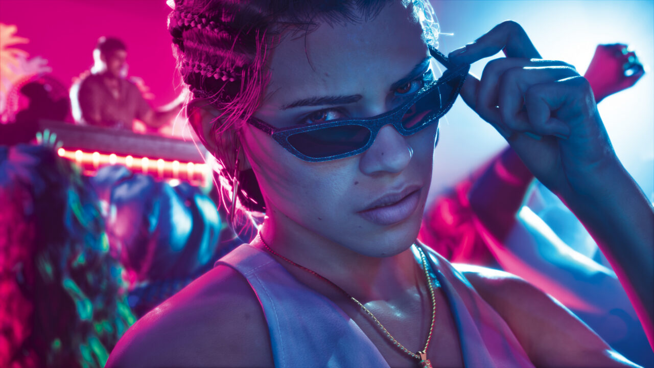 Lucia mit Sonnenbrille im neonbeleuchteten Club
