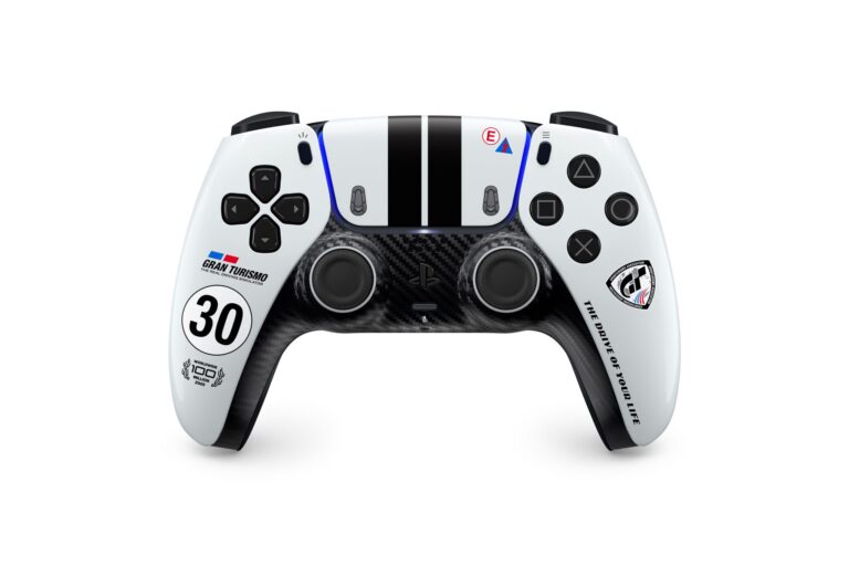 DualSense Wireless-Controller in der Gran Turismo Limited Edition mit Rennstreifen und Kohlefaser-Optik.
