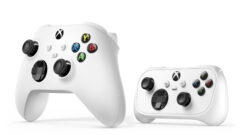 Xbox Nano Controller neben einem regulären Xbox Wireless Controller im Größenvergleich.